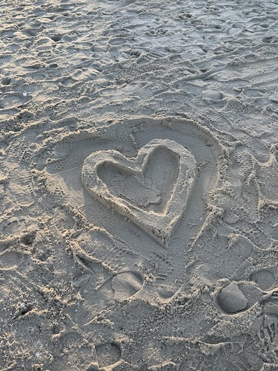 Serce wydrążone w piasku na plaży