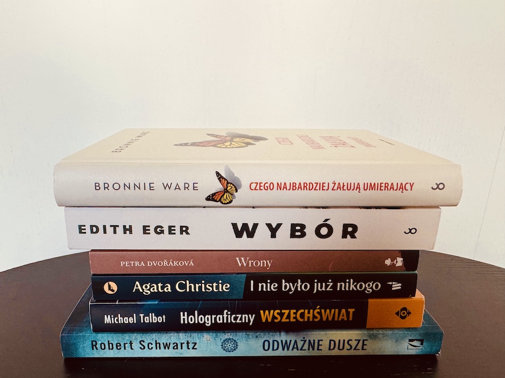 Zdjęcie pięciu książek prezentowanych w tym artykule położonych na stoliku