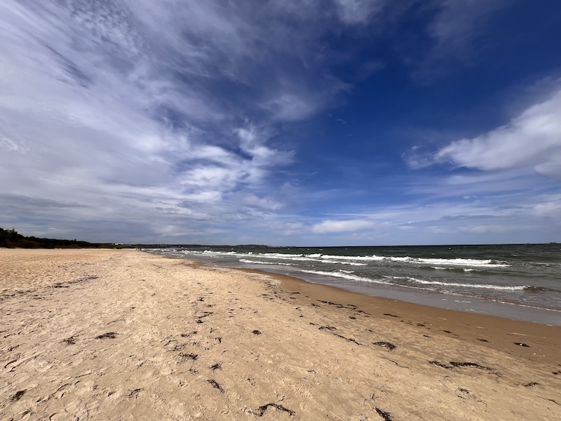 Plaża w Trójmieście w słoneczny dzień