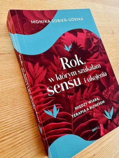 Okładka książki "Rok, w którym szukałam sensu i ukojenia", Monika Sobień-Górska